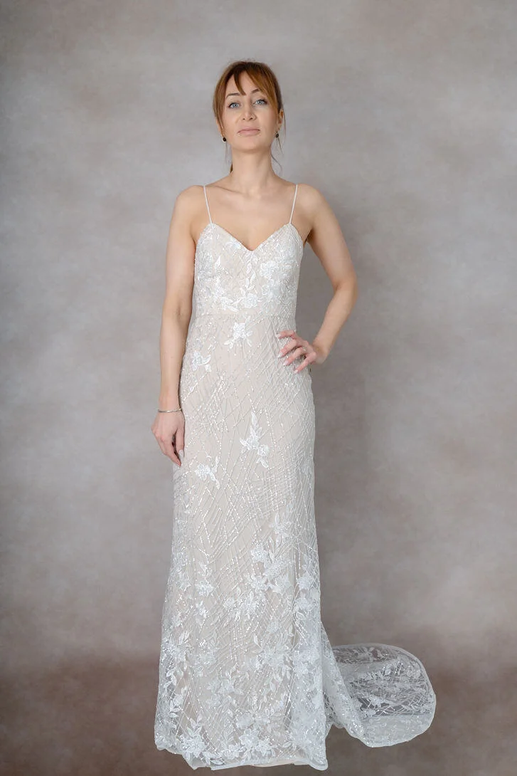 Robe de mariée sirène en tulle brodé et pailleté - Silhouette cintrée - Découpe princesse