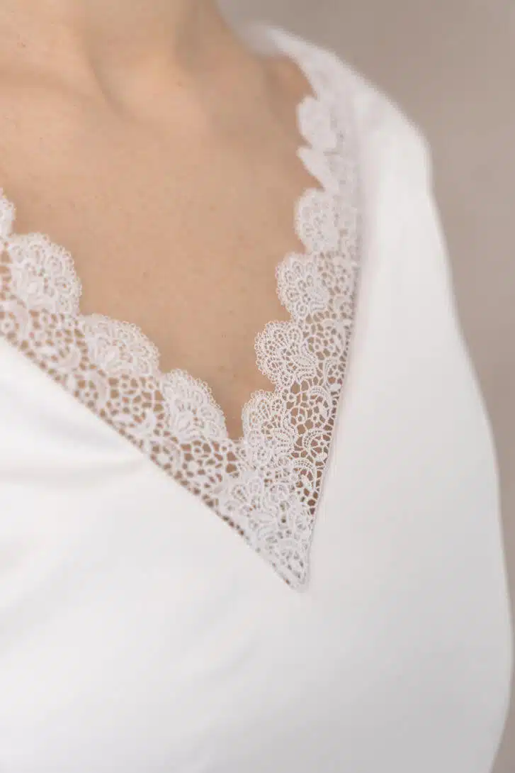 Robe de mariée courte - Sonia - Décolleté en V et dentelle - La Mondaine - Made in France