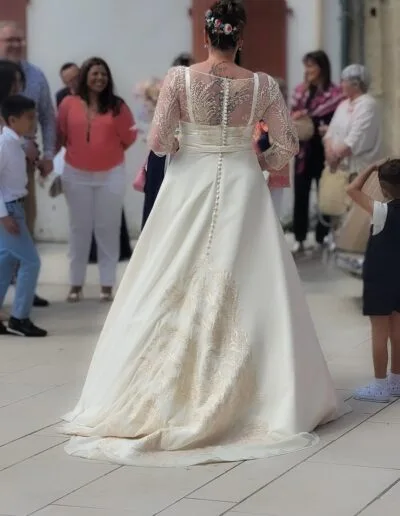 Robe de mariée princesse- bustier avec un caracot en dentelle amovible.