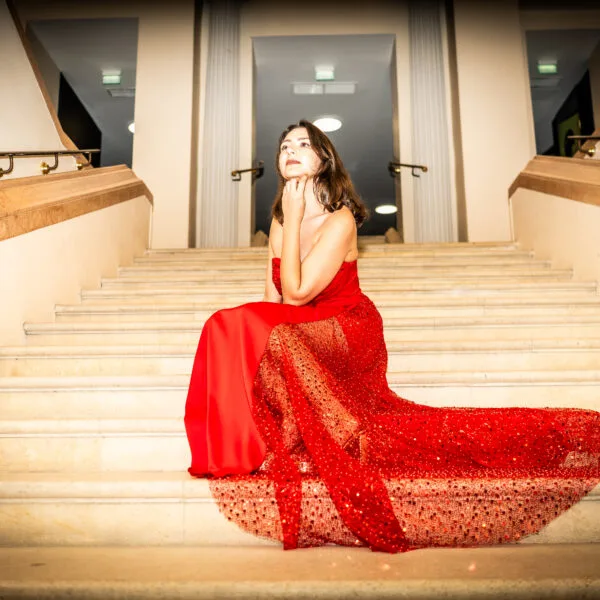 robe de cocktail-dana-bustier-perlé-rouge-traine coté